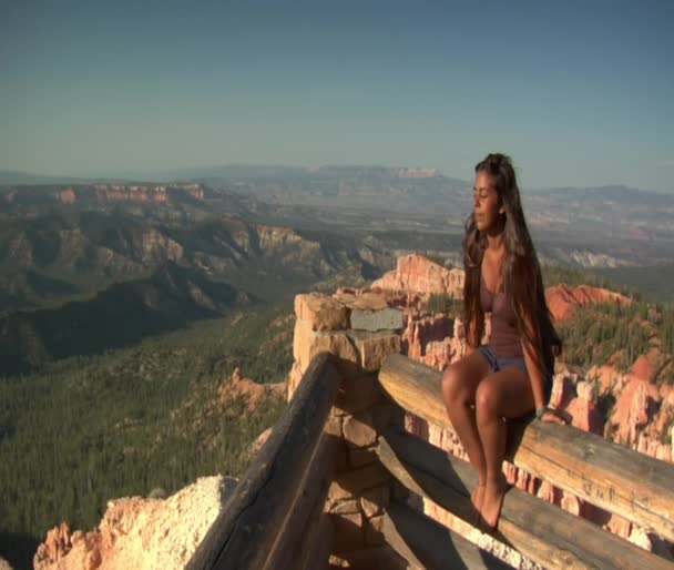 Γυναίκα στο χείλος παραβλέπουμε Bryce Canyon — Αρχείο Βίντεο