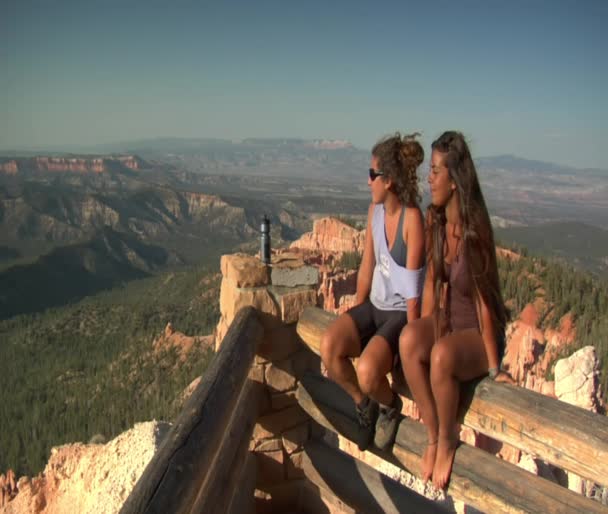 Δύο γυναίκες στο χείλος παραβλέπουμε Bryce Canyon — Αρχείο Βίντεο