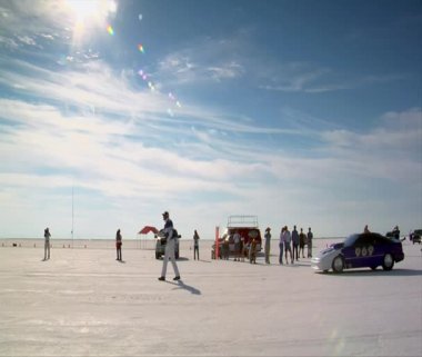 Bonneville tuz düzlüklerinde araba kalkıyor.