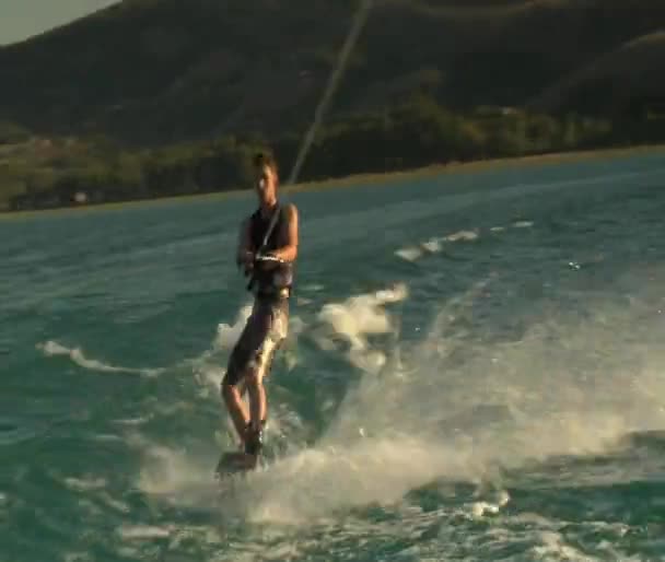 Adolescente chico wakeboarding — Vídeo de stock