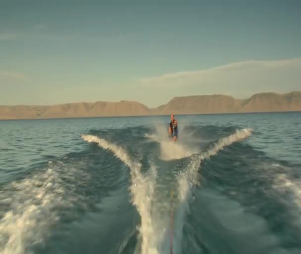 Man waterskiing — Videoclip de stoc