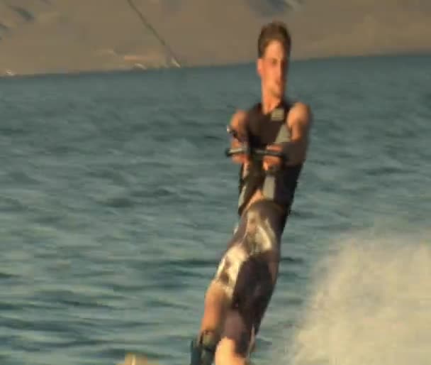 adolescent garçon wakeboarding 