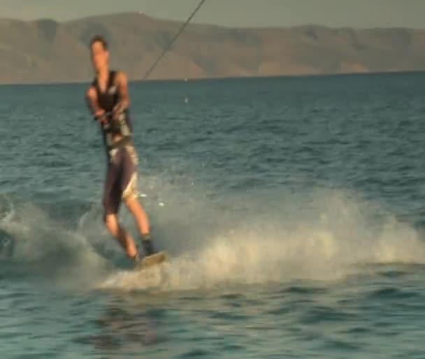 Tonårspojke wakeboard — Stockvideo