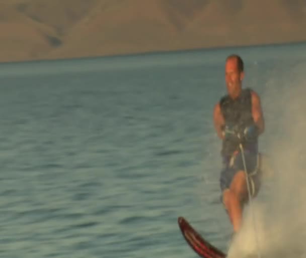 Homme ski nautique 