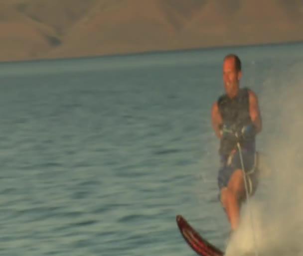 Man waterskiën — Stockvideo