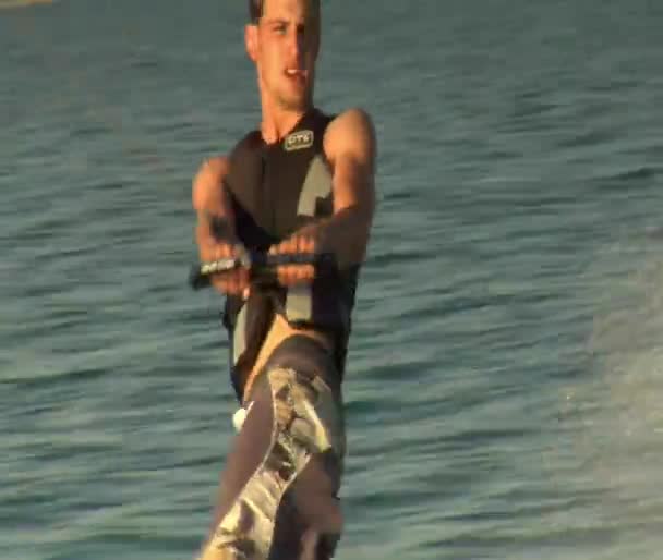 Adolescente chico wakeboarding — Vídeo de stock