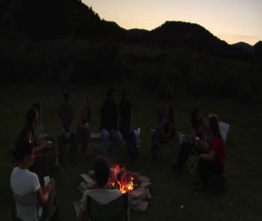 Grup kamp ateşi etrafında oturur