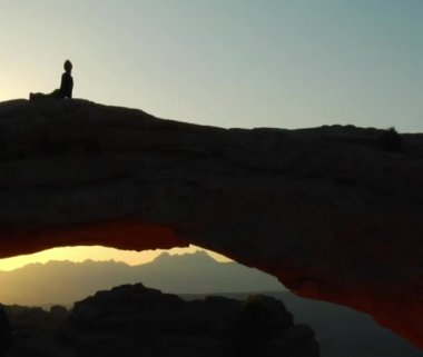Kadın yoga yapıyor.