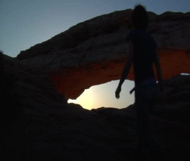 Mesa arch kadınlar yürüyüş
