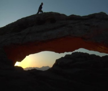 Kadın yoga yapıyor.