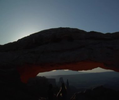 Kadınlar Mesa kemer altında oturmak