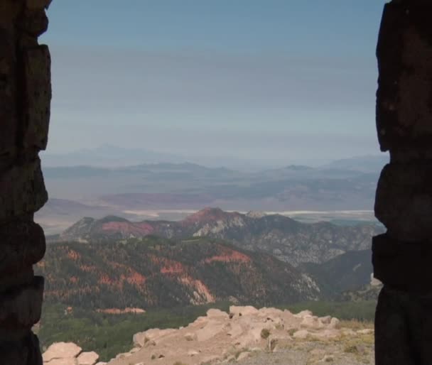 Pareja en arco de piedra — Vídeos de Stock