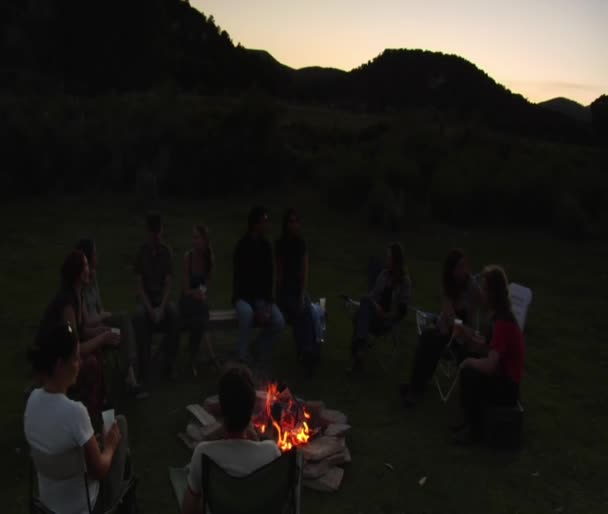 集团坐在营火旁 视频剪辑