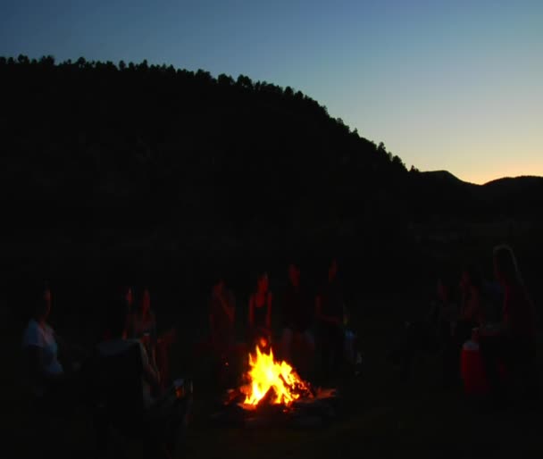 Group sits around campfire — Stock Video