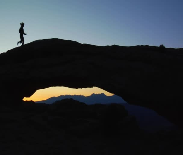 Pareja trotando en las montañas — Vídeo de stock