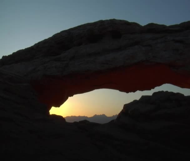 Pareja trotando en las montañas — Vídeo de stock