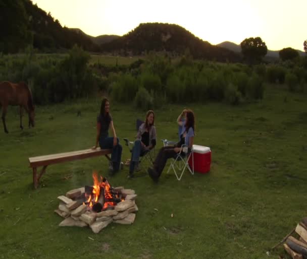 Women sit around a campfire — Stock Video