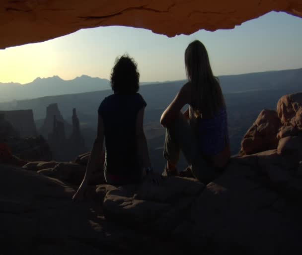 Жінки сидіти під аркою Mesa — стокове відео