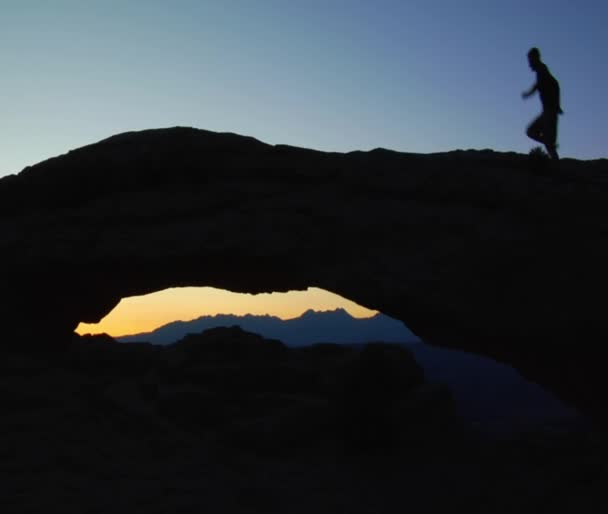 Pareja trotando en las montañas — Vídeo de stock