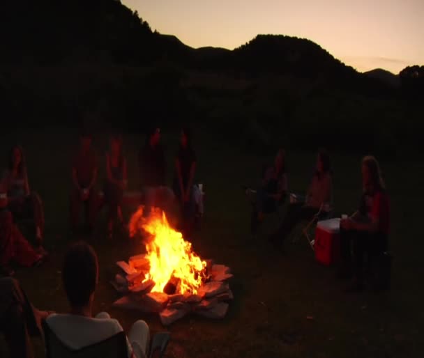 Group sits around campfire — Stock Video