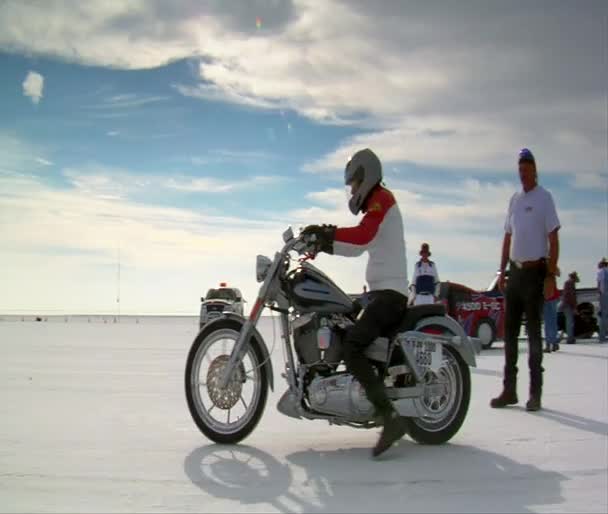 Man on Harley-Davidson motorcycle takes off on Bonneville salt Flats — Stock Video