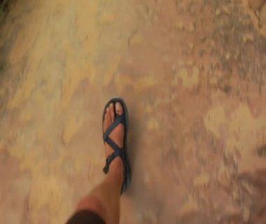 yürürken ayakları