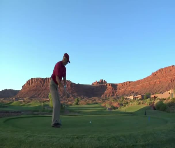 Muž z odpaliště na golfovém hřišti — Stock video