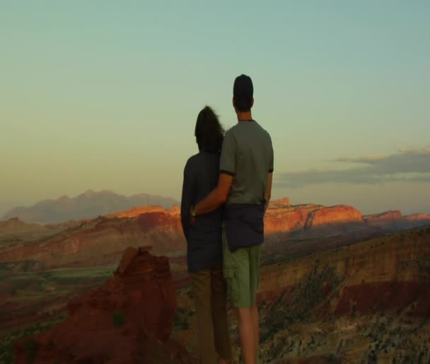 Couple admire coucher de soleil vue — Video