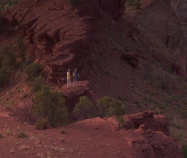 Couple hikes across landscape — Stock Video