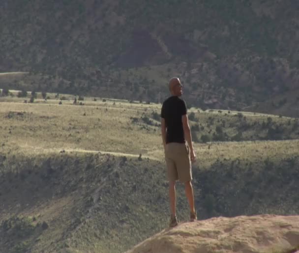 L'homme admire la vue — Video