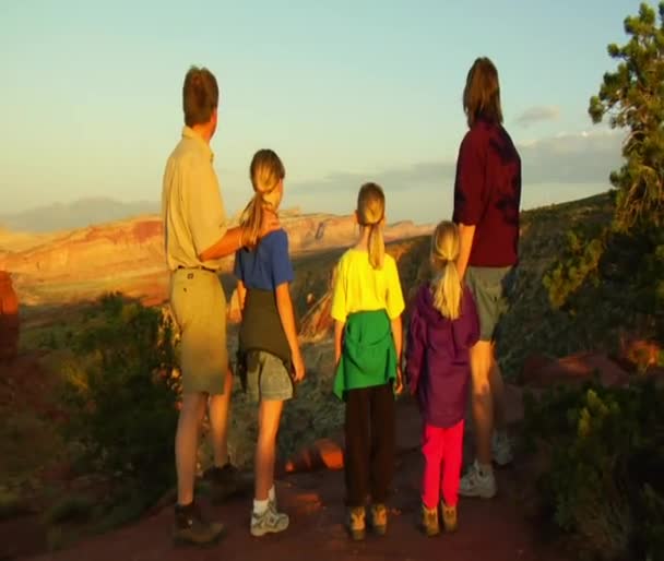 Сім'я захоплюється видом на захід сонця — стокове відео
