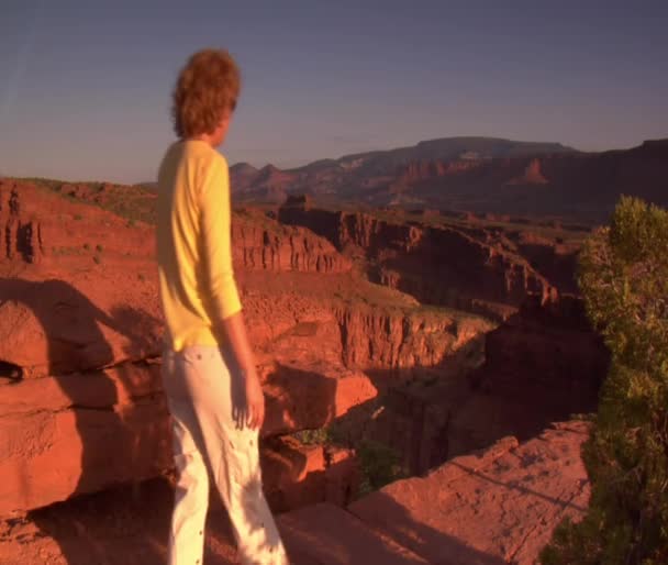 Couple stands on a red rock cliff — Stock Video