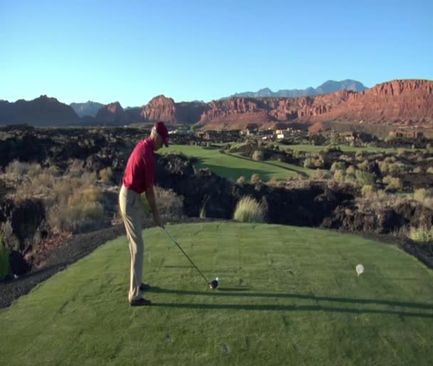 Hombre teeing apagado en campo de golf — Vídeos de Stock