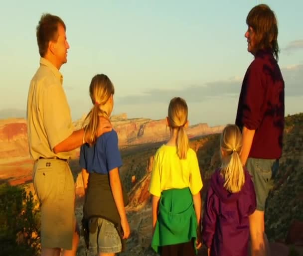 Família admira vista do pôr do sol — Vídeo de Stock