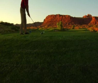 Golf sahasında kolyesi dostum