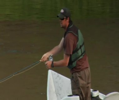 balıkçı drift teknede sinek