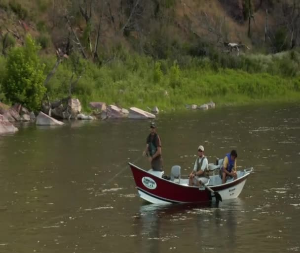 Barco à deriva flyfishing em rio calmo — Vídeo de Stock