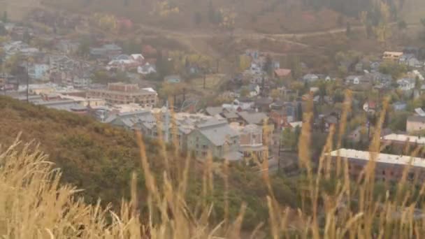 Pequeño pueblo de montaña — Vídeo de stock