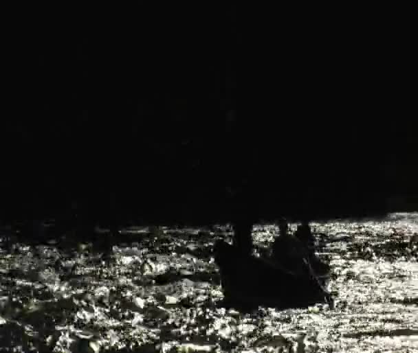 Sylwetka w locie wędkarstwo drift łodzi nad rzeką — Wideo stockowe