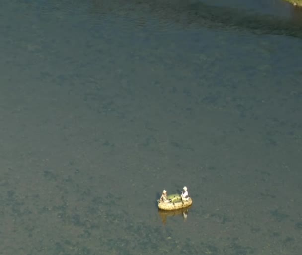 Flyfishing 漂流船和河 — 图库视频影像