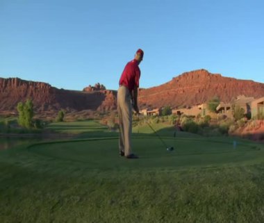 Golf sahasında kolyesi dostum