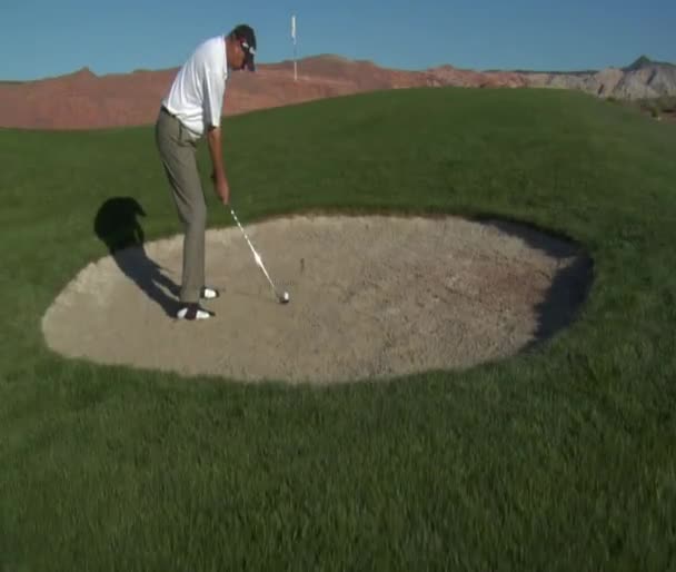 Man hitting a golf ball — Stok video