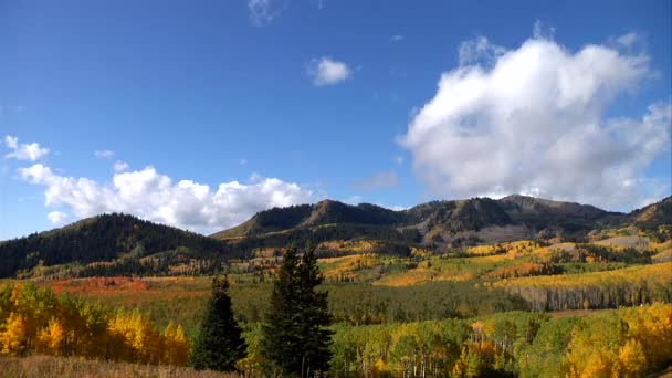 Nuvens sobre montanhas de outono — Vídeo de Stock