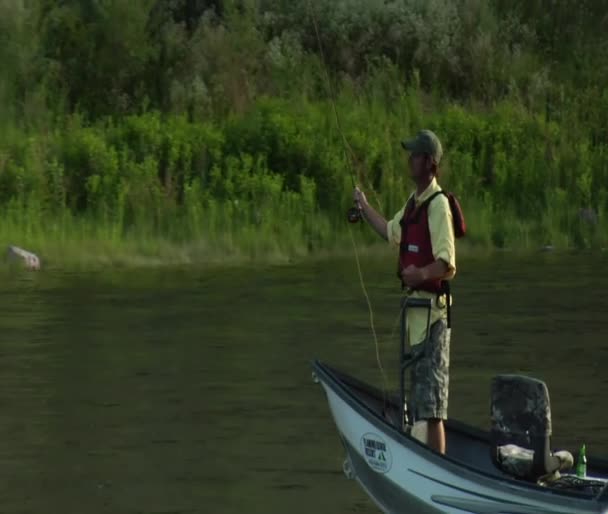Mosca pescador deriva bote moldes — Vídeo de stock