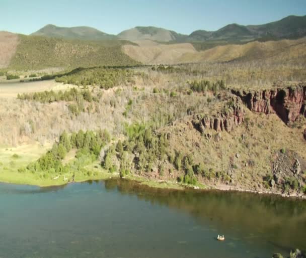 Річка, гори та дрифт для риболовлі — стокове відео