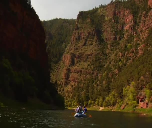 Rafting fluvial dans les montagnes — Video
