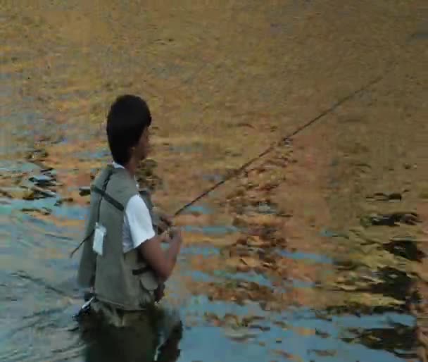 Giovane pesca con il mosca — Video Stock