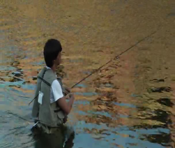 Jonge flyfishing — Stockvideo