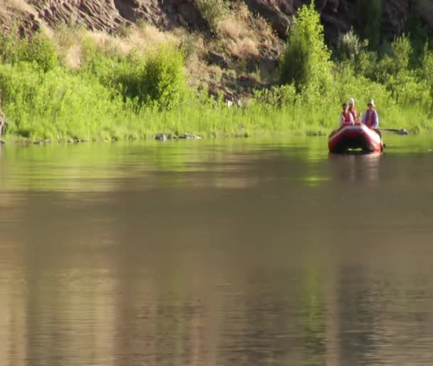 Barco de deriva inflável da pesca da mosca no rio calmo — Vídeo de Stock