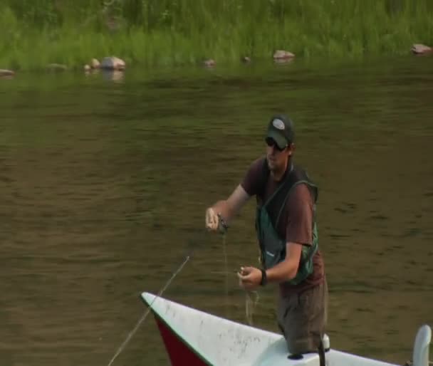 Retrait des pêcheurs à la mouche vers le large de la rivière — Video